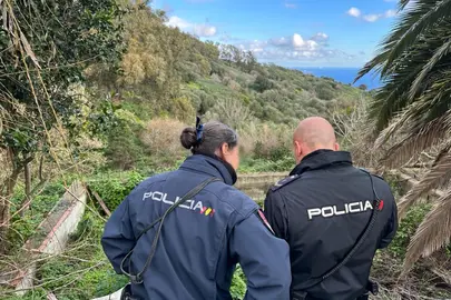 Agentes del Cuerpo Nacional de Polic&iacute;a durante las labores de b&uacute;squeda de este mi&eacute;rcoles / Mohamed Ettouileb