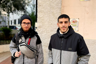 Dos de los participantes en la concentraci&oacute;n de este martes ante el juzgado / Daniel Hern&aacute;ndez