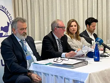 Juan Carlos Aznar (administrador), Pedro Mariscal (presidente de Banco de Alimentos), Judith Albi&ntilde;ana y Miguel &Aacute;ngel Montano, arquitectos / Foto: Dani Hern&aacute;ndez