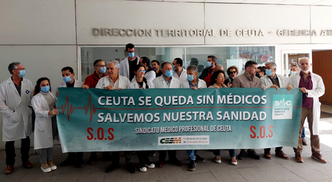 Concentraci&oacute;n de m&eacute;dicos en el Centro de Salud de Otero/ Archivo
