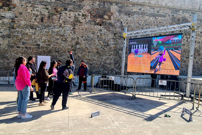 Un grupo de j&oacute;venes disfrutan de uno de los juegos disponibles durante el evento Wake Up! de este jueves / Laura Ortiz