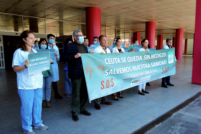 Concentraci&oacute;n del Sindicato M&eacute;dico a las puertas del Hospital Universitario