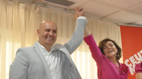  Juan Guti&eacute;rrez arropado por Carmen Calvo este jueves en el Hotel Ulises. 