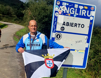 La bandera de Ceuta llega al Angliru de la mano de Fot&oacute;grafos Solidarios 