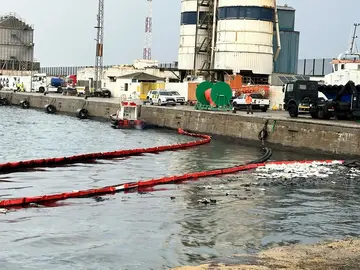  Trabajos para la contenci&oacute;n del vertido de fuel del buque K ONSET (C.A.) 