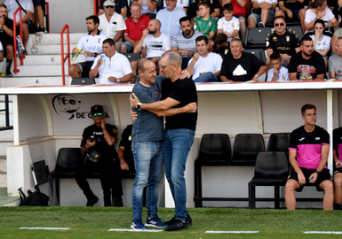 Alfredo S&aacute;nchez junto a Jos&eacute; Juan Romero antes del pitido inicial. Foto: Rafa B&aacute;ez
