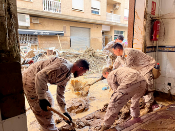 Efectivos de Defensa movilizados en Valencia ante la terrible DANA (4)