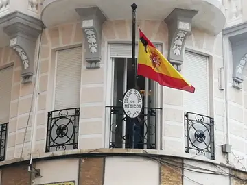 La bandera del COMCE, a media asta y con cresp&oacute;n negro/ Cedida