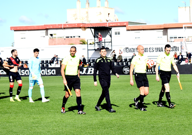 Gonzalo S&aacute;nchez junto a su equipo arbitral en el Murube. Foto: Rafa B&aacute;ez