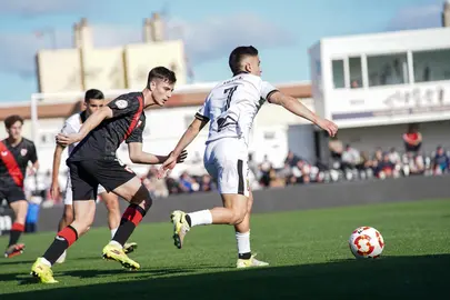 Aisar lucha contra un defensor del Sevilla Atl&eacute;tico. Foto: AD Ceuta FC / Zaki