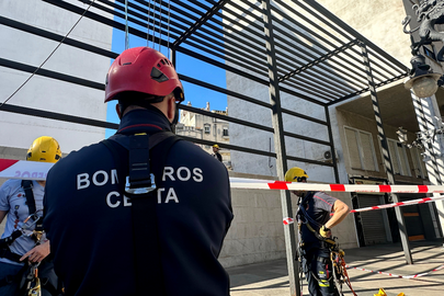 Los bomberos practican una de los escenarios de las pr&oacute;ximas Jornadas de Rescate Vertical / Mohammed Ettouileb