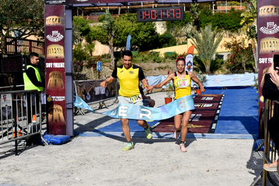 Entrada a la meta de la ganadora de los 10 km categor&iacute;a femenina / Rafa B&aacute;ez