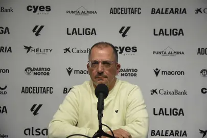 Jos&eacute; Juan Romero en la rueda de prensa previa al Ceuta - Burgos.
