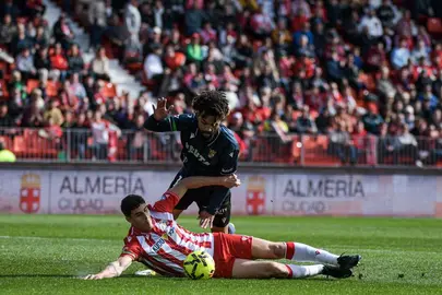 Konrad de la Fuente disputando un bal&oacute;n en el UD Almer&iacute;a Stadium. Foto: Zaki/AD Ceuta FC