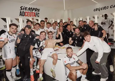 La plantilla del Ceuta celebra el triunfo ante el C&aacute;diz. Foto: AD Ceuta FC.