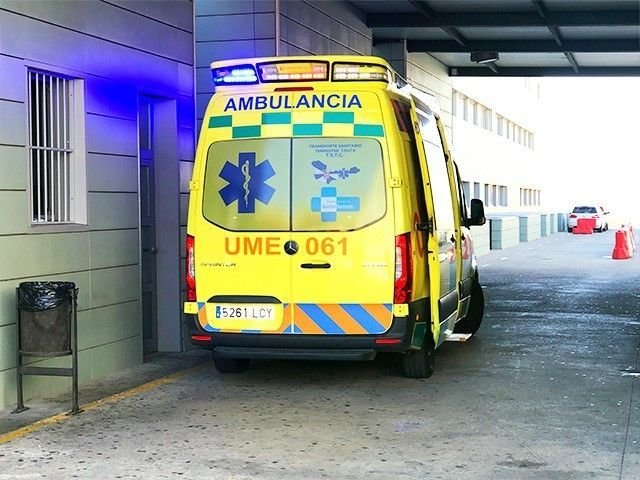 Ambulancia en Urgencias del HUCE / Archivo