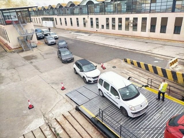 Embarque de vehículos en el puerto de Ceuta