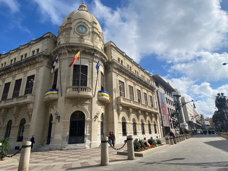 Palacio Autonómico de Ceuta, con las banderas ucranianas adornando la balconada principal.