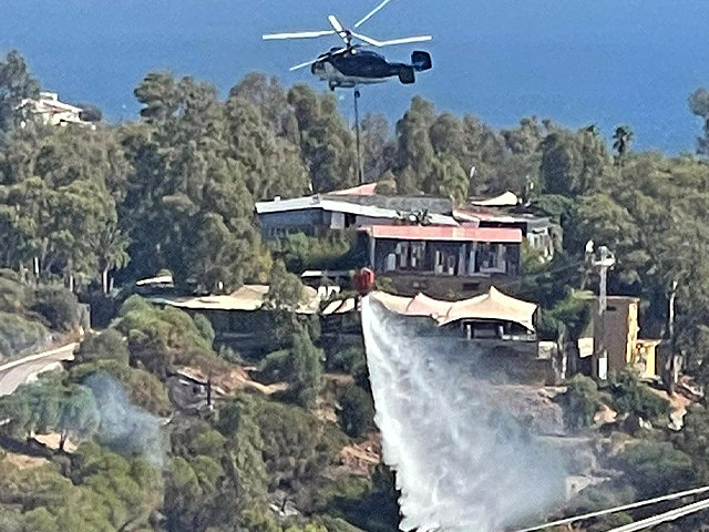 Helicóptero arrojando agua sobre el incendio / Cedida