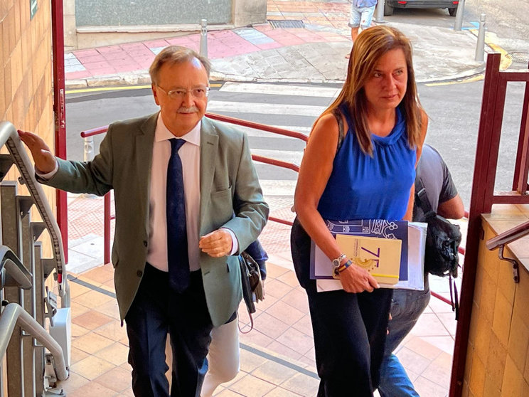 María Isabel Deu, junto al presidente de la Ciudad, a su llegada a los Juzgados la pasada semana/ Dani Hernández.