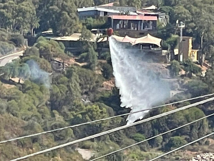 El helicóptero actúa sobre una de las viviendas del pantano durante el incendio/ Archivo