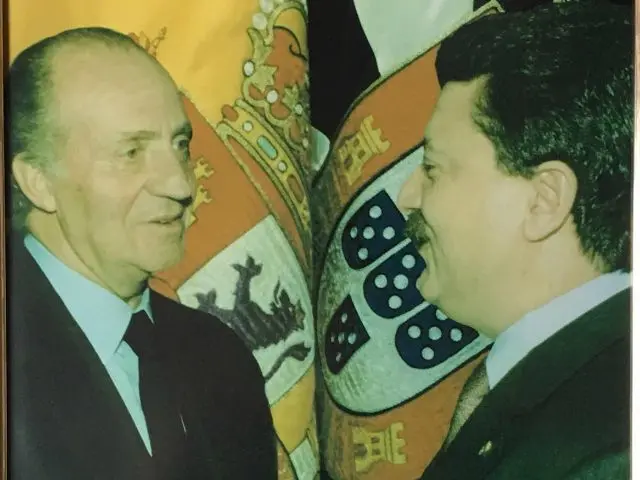 Antonio Sampietro, junto a Juan Carlos I / Archivo