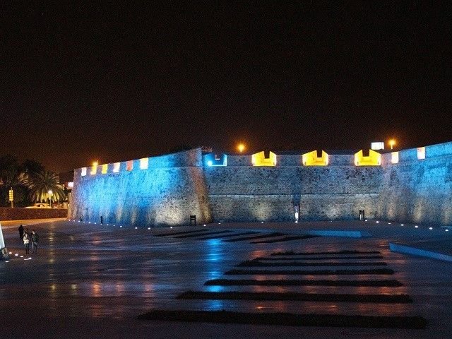 Murallas Reales iluminadas de azul / archivo