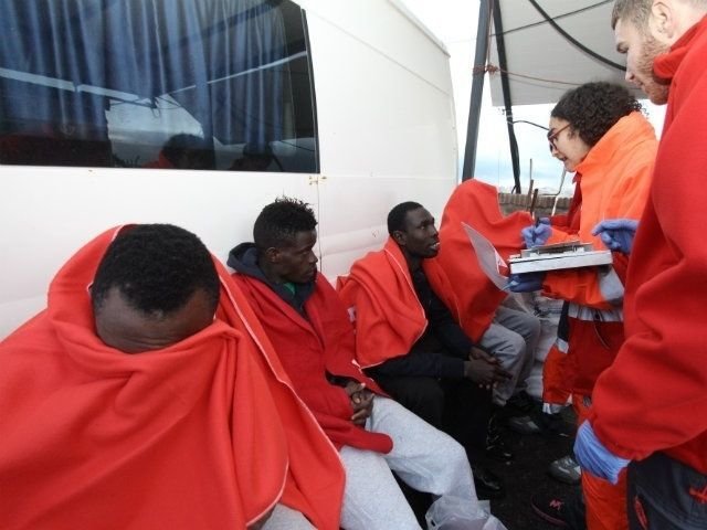 Varios inmigrantes son atendidos tras ser rescatados / Archivo