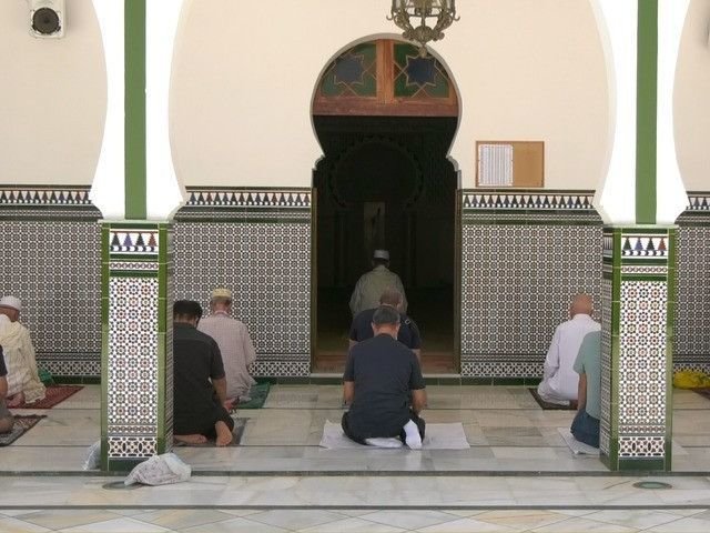 Musulmanes rezando en el interior de una mezquita / Archivo