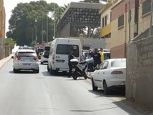 Un microbus se lleva a varios menores de Santa Amelia en agosto de 2021/ Archivo