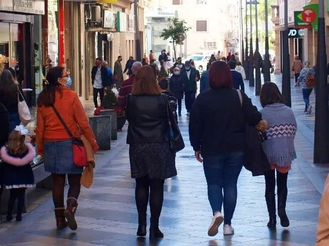 Mujeres pasean por la calle Real / Archivo