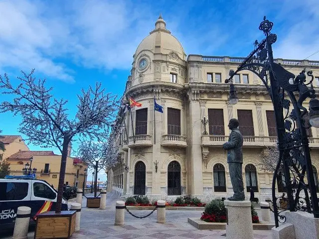 Palacio Auton&oacute;mico bajo las nubes / Archivo