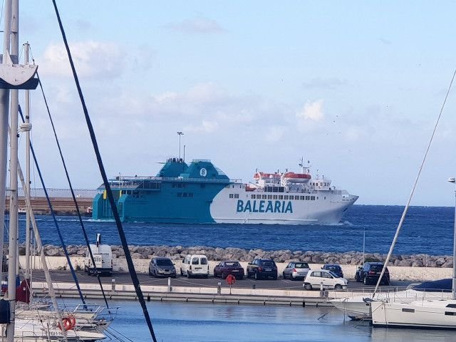 Un buwue de Balearia saliendo del puerto de Ceuta/ Archivo