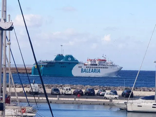 Un buque de Balearia saliendo del puerto de Ceuta/ Archivo