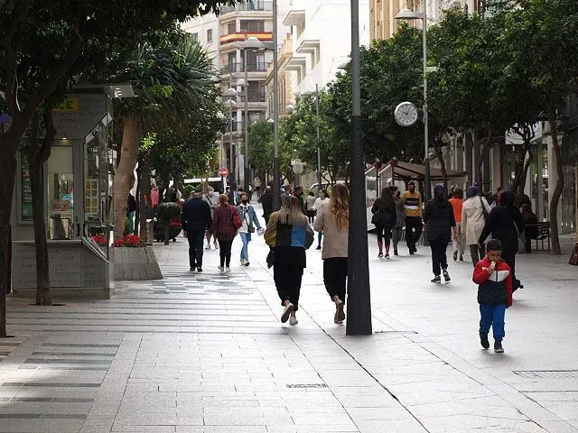 Transe&uacute;ntes por el Paseo del Revell&iacute;n / Archivo
