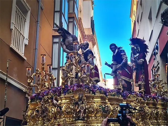 Salida de La Flagelaci&oacute;n desde su Oratorio en la calle Teniente Pacheco / Archivo