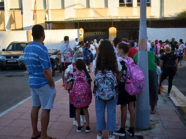 Alumnos a la espera de acceder al colegio Valle Inclán / Archivo