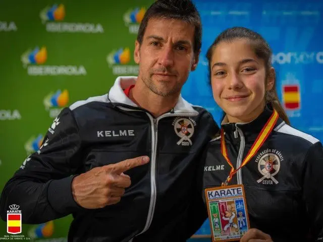Cristobal Mateo y una de sus deportistas / Archivo