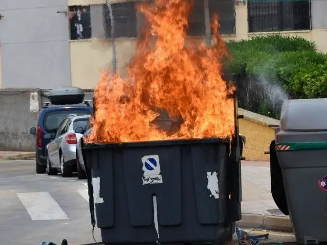 Contenedor ardiendo / Archivo