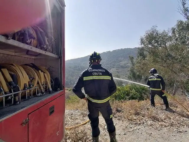 Bomberos durante la extinci&oacute;n de un incendio / Archivo