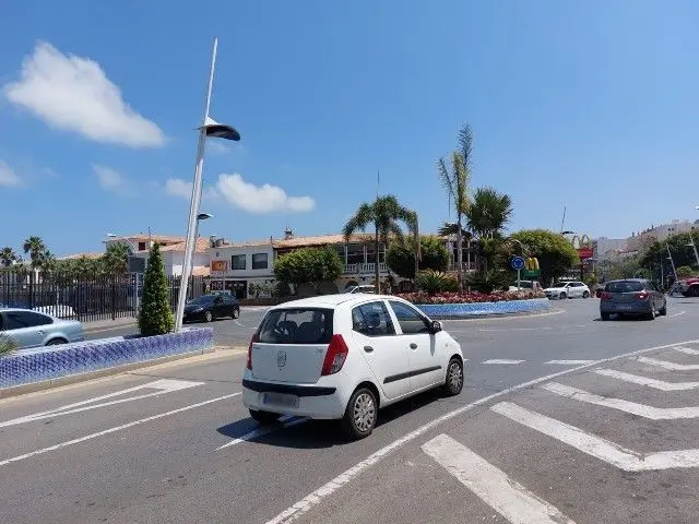 Un veh&iacute;culo circula por Ceuta / Archivo
