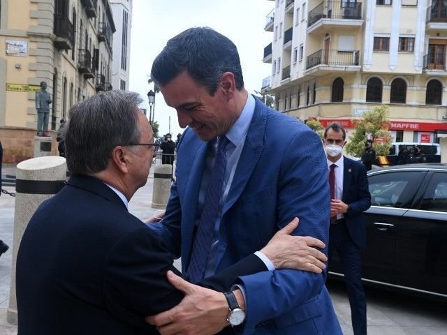 El presidente de la Ciudad saluda al presidente del Gobierno durante una de sus visitas a Ceuta / Archivo