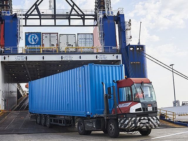 Imagen de un camión llegando al puerto de Ceuta / Archivo