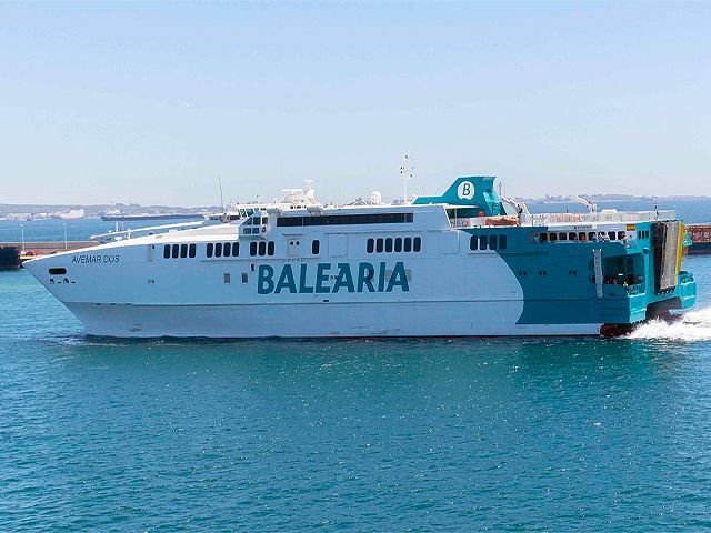 El buque Avemar Dos, de Balearia, ha cancelado ya su salida de las 11.30 / Archivo