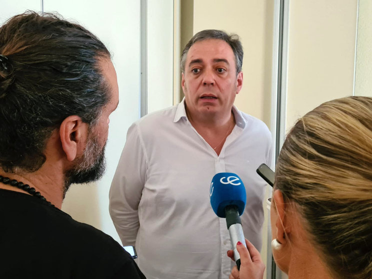 Esteban Díaz atiende a la prensa / ARCHIVO