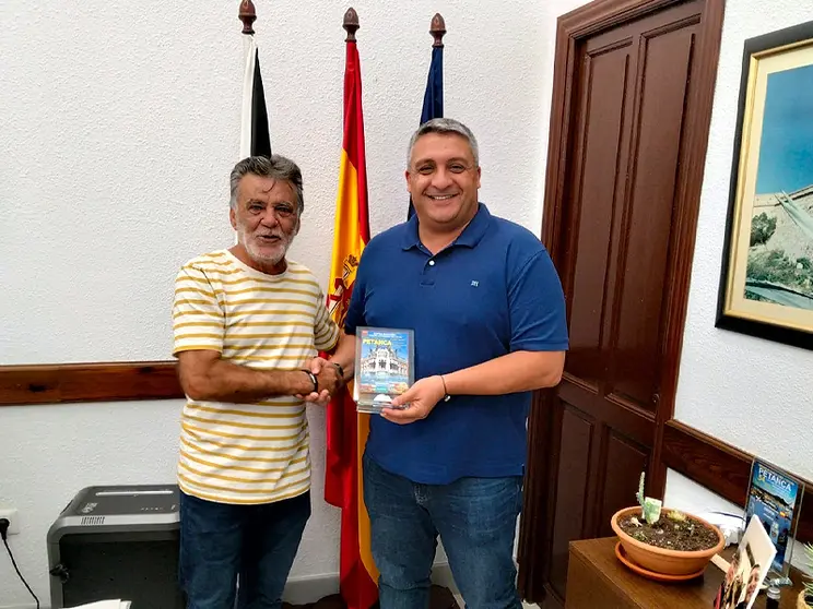 Entrega de la placa de agradecimiento de la Federaci&oacute;n de Petacan a Yamal Dris