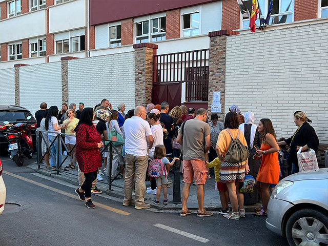 Alumnos y padres a la espera de acceder al colegio Lope de Vega / Archivo