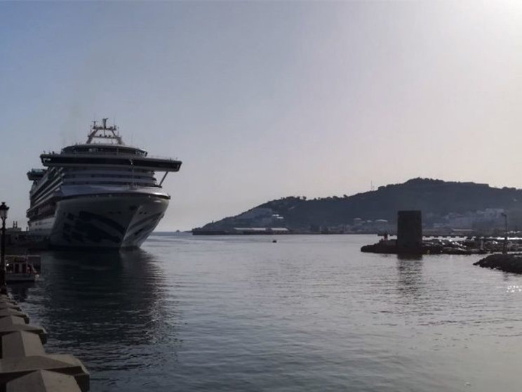 El crucero 'Shapire Princess', durante una escala en Ceuta / Archivo