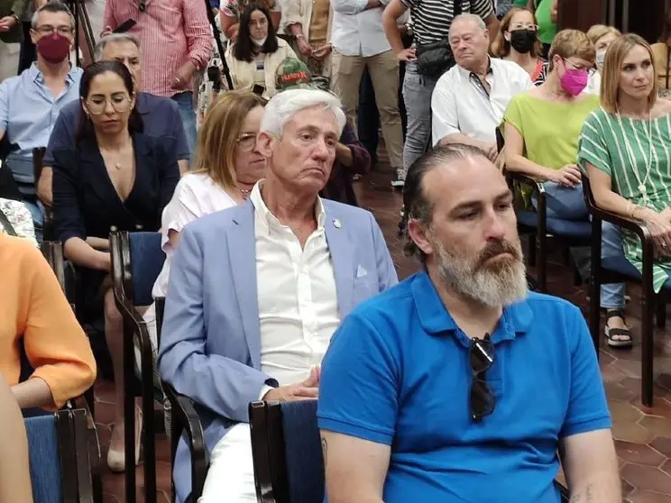 Carlos Pav&oacute;n (camisa blanca y americana azul) en el acto de presentaci&oacute;n del partido de Javier Guerrero / Archivo