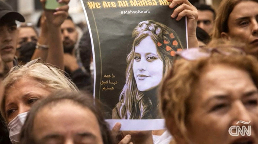 Imagen de la CNN sobre las protestas alrededor del mundo por el asesinato de Mahsa Amini